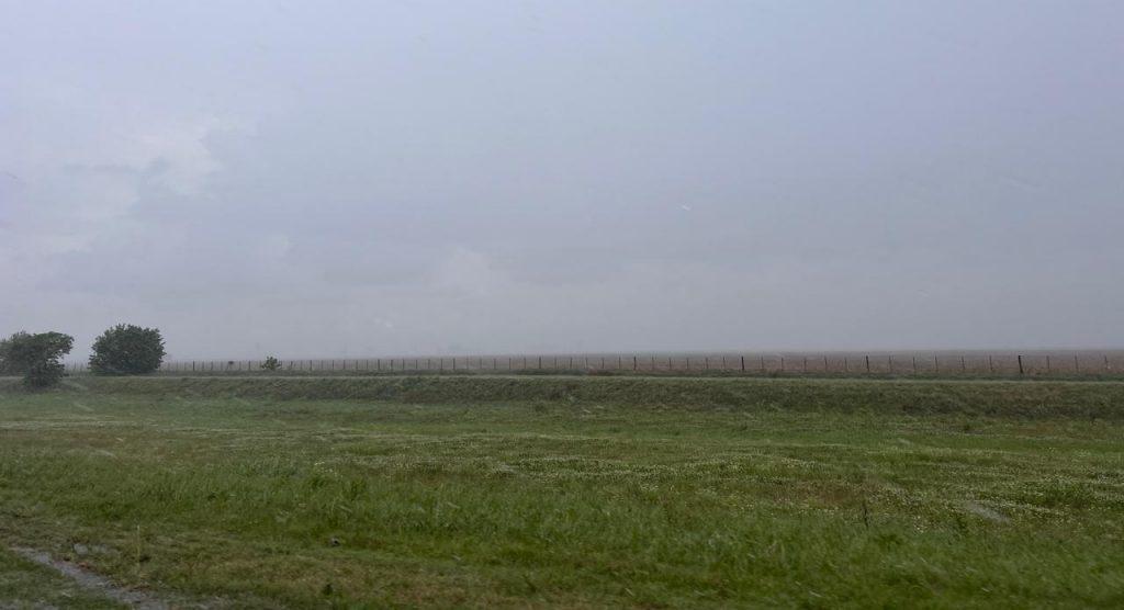 El fin de semana se registraron hasta 32 milímetros en localidades clave del centro agrícola. Se espera que las condiciones mejoren esta semana, lo que permitirá avanzar con la cosecha de soja y maíz, una vez que las condiciones sean favorables para ingresar a los lotes.